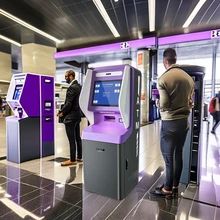 21.5 inch touchscreen Hotel Check In Kiosk con distribuzione di carte di riciclo